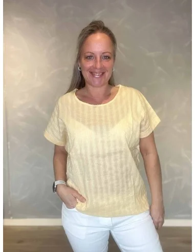 Gul t-shirt med struktur striber til kvinder – Design by TIPPY
