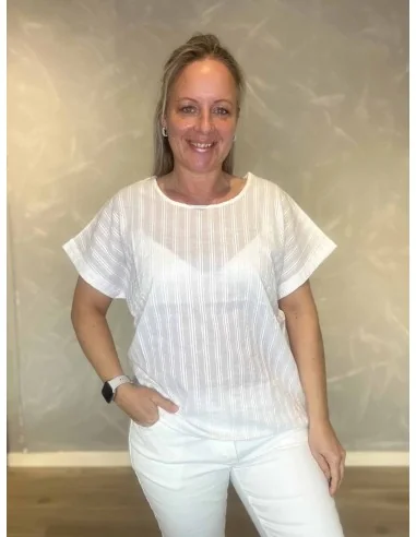Hvid t-shirt med struktur striber til kvinder – Design by TIPPY