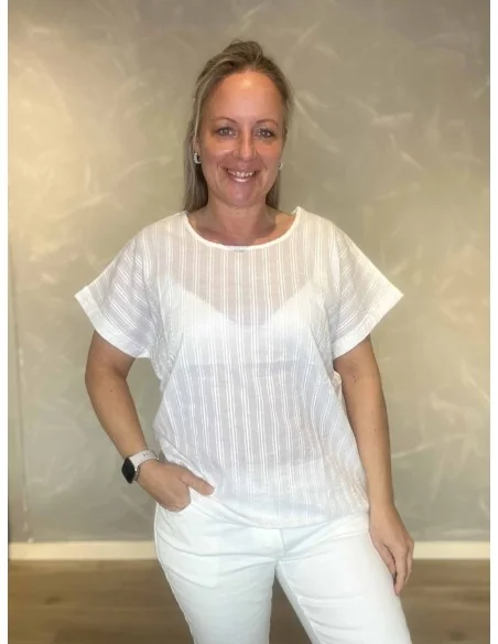 Hvid t-shirt med struktur striber til kvinder – Design by TIPPY