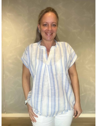 Sky t-shirt med brede striber og V-hals til kvinder – Design by TIPPY