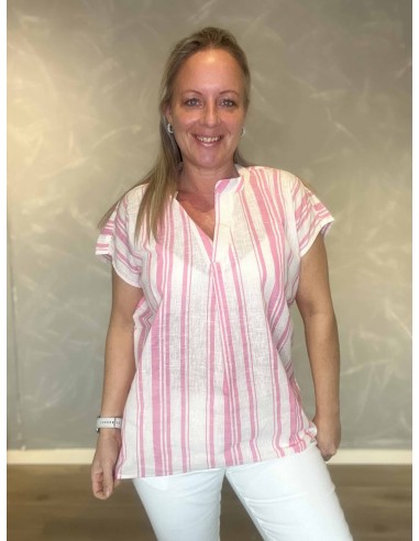 Rosa t-shirt med brede striber og V-hals til kvinder – Design by TIPPY