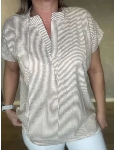 Sand t-shirt med små striber og V-hals til kvinder – Design by TIPPY 2