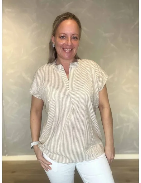 Sand t-shirt med små striber og V-hals til kvinder – Design by TIPPY