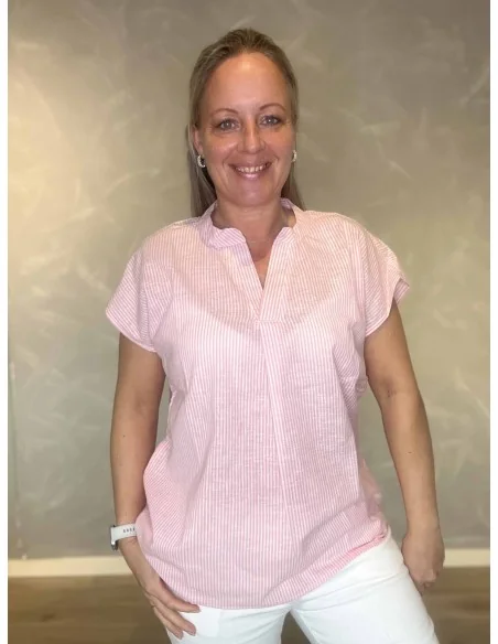 Rosa t-shirt med små striber og V-hals til kvinder – Design by TIPPY