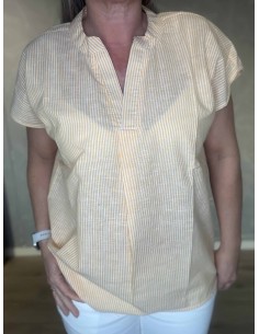 Gul t-shirt med små striber og V-hals til kvinder – Design by TIPPY 2