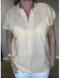 Gul t-shirt med små striber og V-hals til kvinder – Design by TIPPY 2