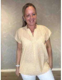 Gul t-shirt med små striber og V-hals til kvinder – Design by TIPPY