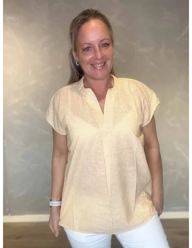Gul t-shirt med små striber og V-hals til kvinder – Design by TIPPY