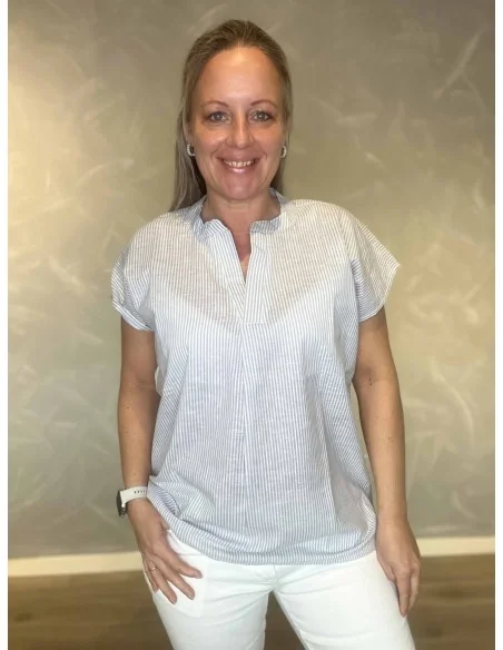 Sky t-shirt med små striber og V-hals til kvinder – Design by TIPPY