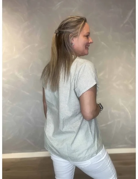 Bagside af grøn t-shirt til kvinder – TIPPY