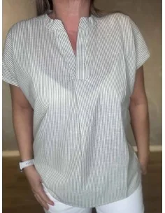 Grøn t-shirt med små striber og V-hals til kvinder – Design by TIPPY 2