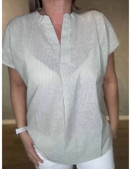 Kina krave på grøn t-shirt med små striber – TIPPY