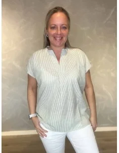 Grøn t-shirt med små striber og V-hals til kvinder – Design by TIPPY