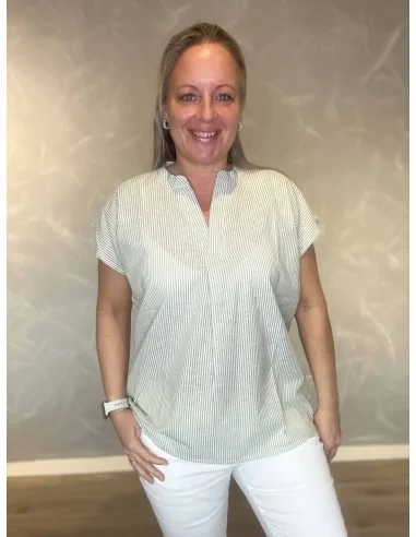 Grøn t-shirt med små striber og V-hals til kvinder – Design by TIPPY