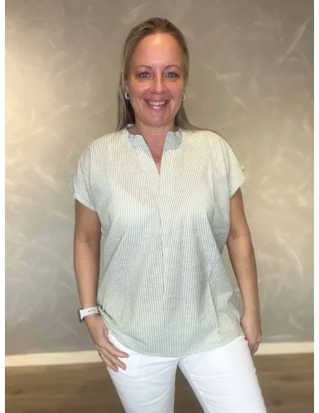 Grøn t-shirt med små striber og V-hals til kvinder – Design by TIPPY