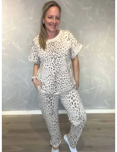 Beige sweatbukser med leo print vist som sæt til kvinder – TIPPY Collection