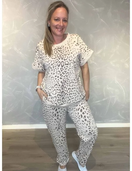 Beige sweatbukser med leo print vist som sæt til kvinder – TIPPY Collection