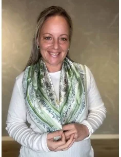 Off white tørklæde med grønne blomster til kvinder – TIPPY Italian Select