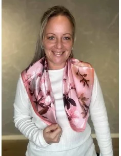 Blomsterprint med roser på rosa tørklæde – TIPPY