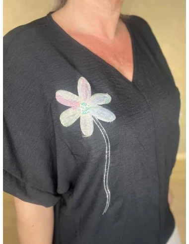 Tylblomst og similisten på sort bluse – TIPPY