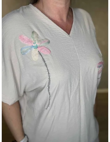 Tylblomst og similisten på beige bluse – TIPPY