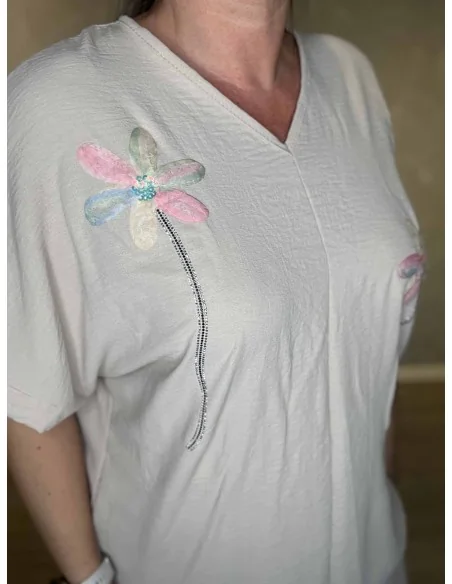 Tylblomst og similisten på beige bluse – TIPPY