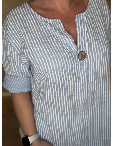 Knap detalje på sky/hvid bluse – TIPPY