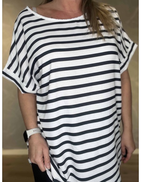 Stribet bluse detalje på sort sæt – TIPPY
