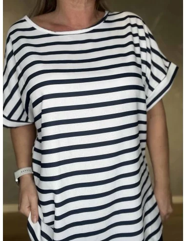 Stribet bluse detalje på navy sæt – TIPPY
