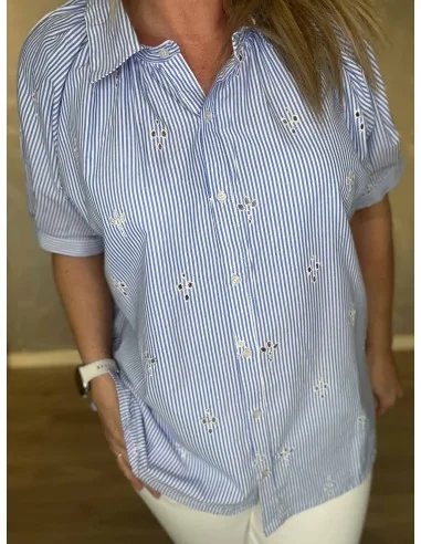 Broderi anglaise detalje på blå skjorte – TIPPY