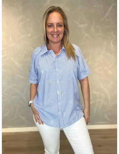 Blå stribet skjorte med broderi og pufærmer til kvinder – Design by Tippy