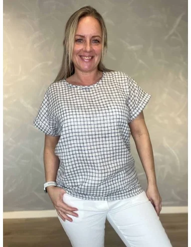 Småternet bluse i hvid og navy til kvinder – Design by Tippy