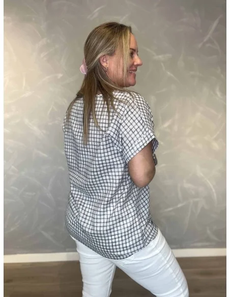 Bagside af småternet bluse i hvid/navy – TIPPY