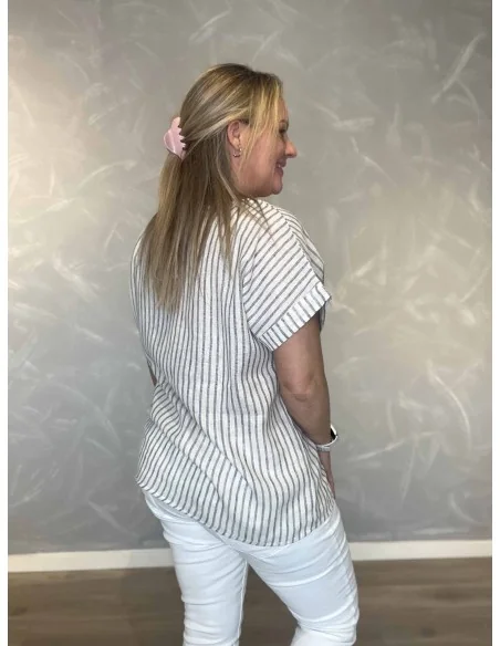 Bagside af stribet bluse i grå/hvid – TIPPY
