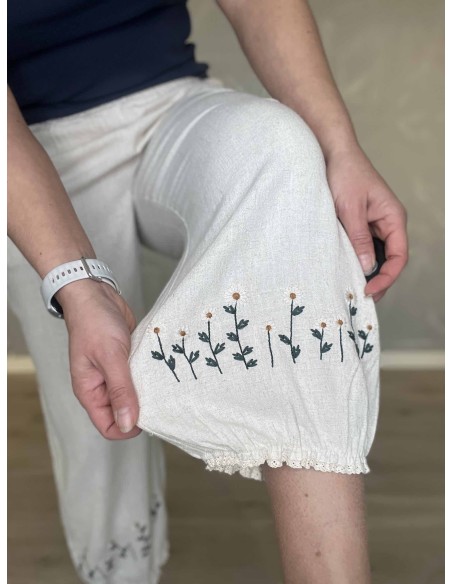 Blomster broderi og blondekant på bukser – TIPPY