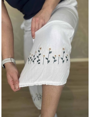 Blomster broderi og blondekant på hvide bukser – TIPPY