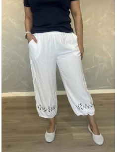 Hvide 4/3 bukser med blomster broderi til kvinder – Design by Tippy
