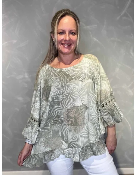 Grøn bluse til kvinder med klokkeærmer og broderi – Tippy Collection TIPPY