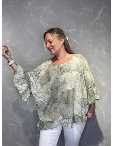 Grøn bluse til kvinder med klokkeærmer og broderi – Tippy Collection TIPPY