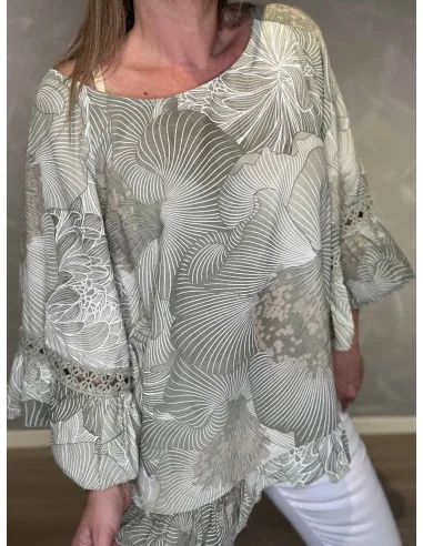 Nærbillede af klokkeærmer – bluse – TIPPY