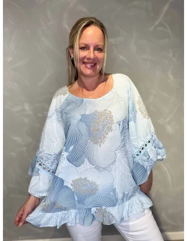 Blå bluse til kvinder med klokkeærmer og broderi – Tippy Collection TIPPY