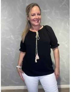 Sort bluse med snøre og pufærmer til kvinder – TIPPY Collection