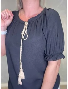 Sort bluse med snøre og pufærmer til kvinder – TIPPY Collection 2