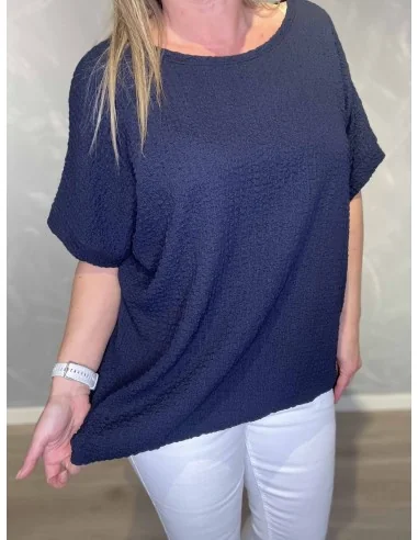 Nærbillede af struktur på bluse – TIPPY