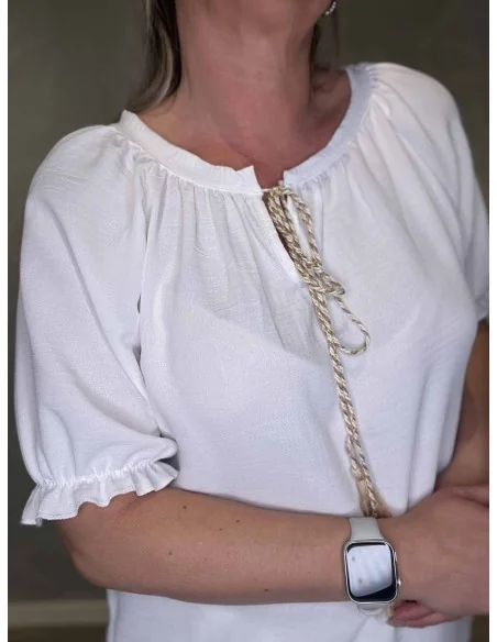 Snøre i hals på hvid bluse – TIPPY