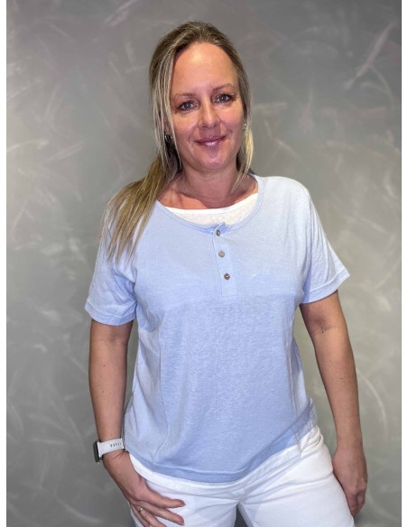 Lyseblå bluse med lag-på-lag til kvinder – TIPPY Design