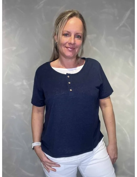 Navy med hvid bluse med lag-på-lag til kvinder – TIPPY Design