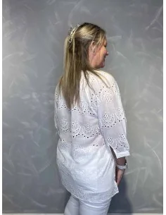 Hvid bluse med broderi anglaise til kvinder – TIPPY Design 2