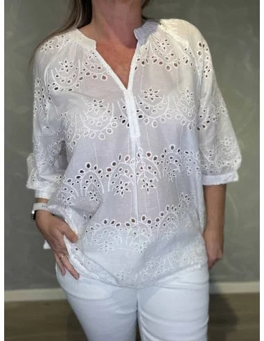 Nærbillede af broderi anglaise på bluse – TIPPY