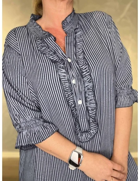 Flæser ved krave på blå kjole – TIPPY